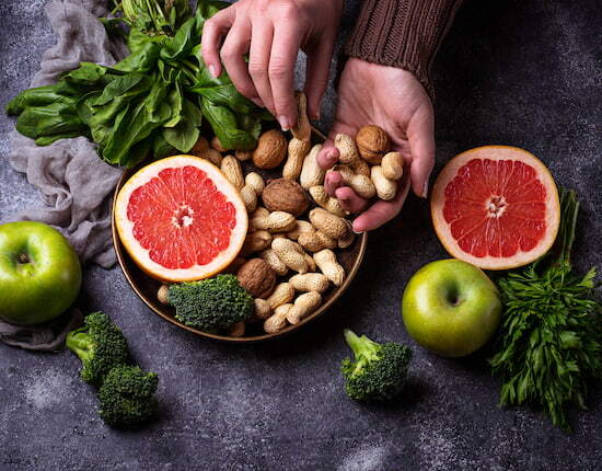 برای زخم معده چی بخوریم؟ راهنمای جامع تغذیه برای درمان و کاهش علائم زخم معده